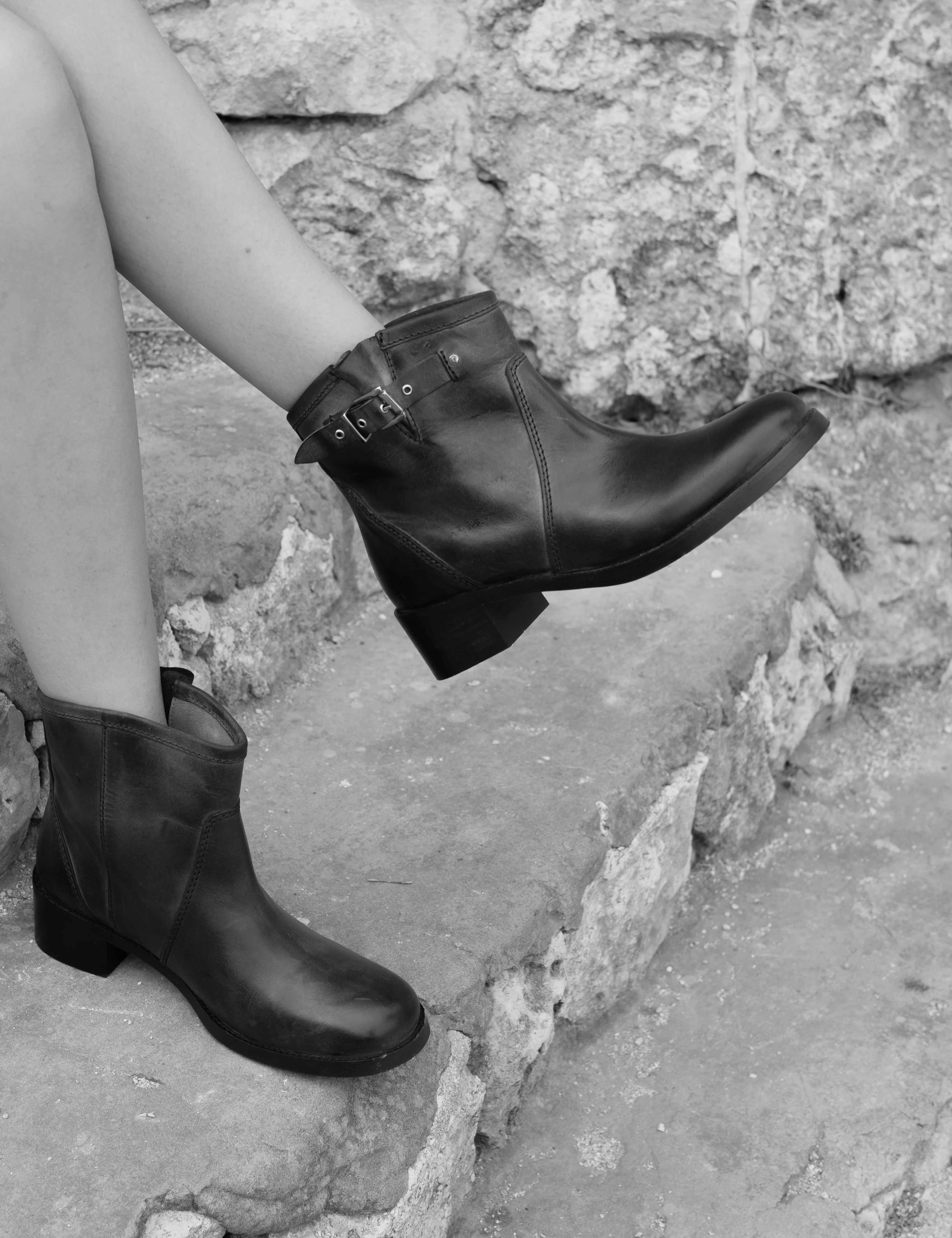 Hunter Buckle Gaucho Boot In Dark Tan Escovado Leather - Image 3