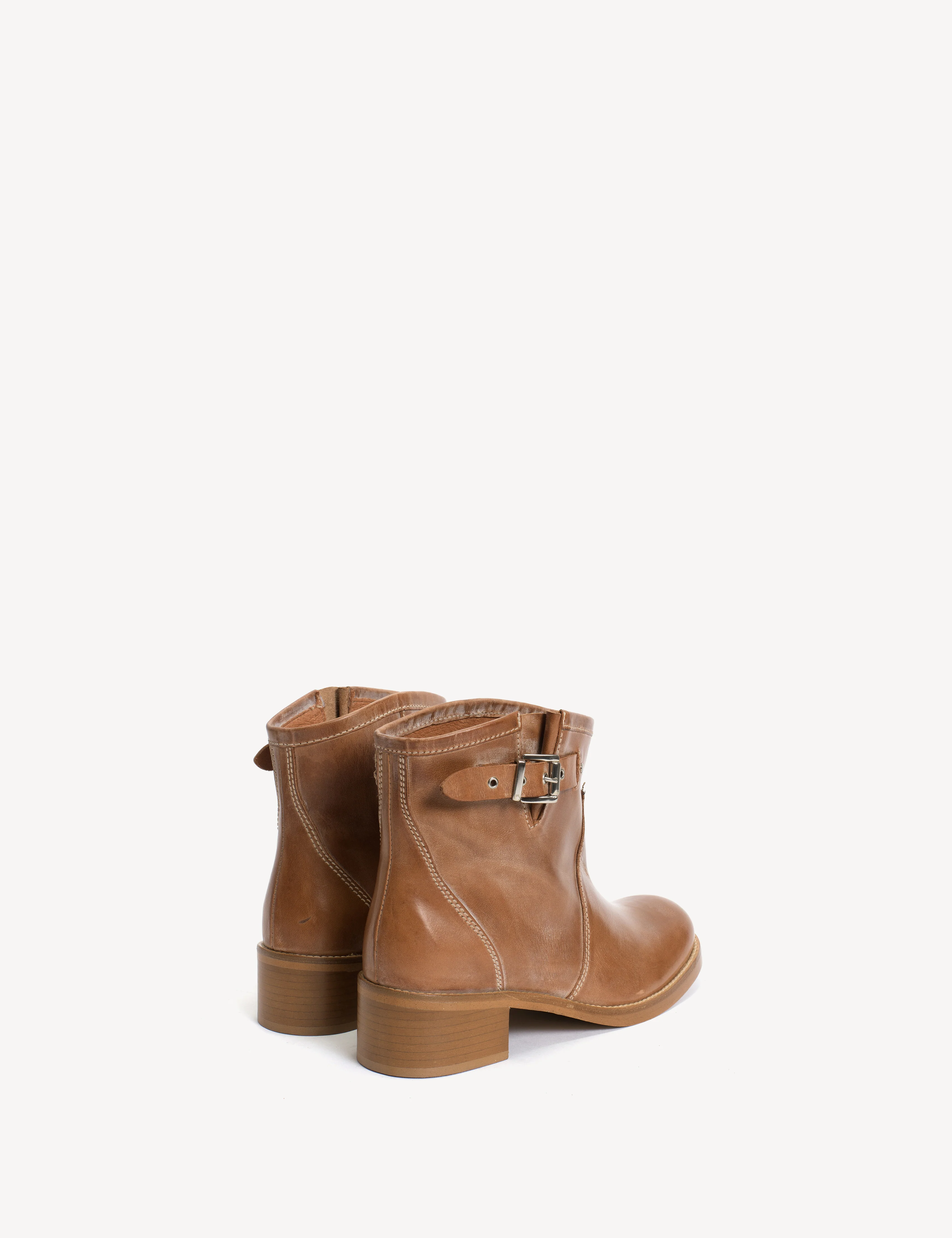 Hunter Buckle Gaucho Boot In Dark Tan Escovado Leather - Image 4