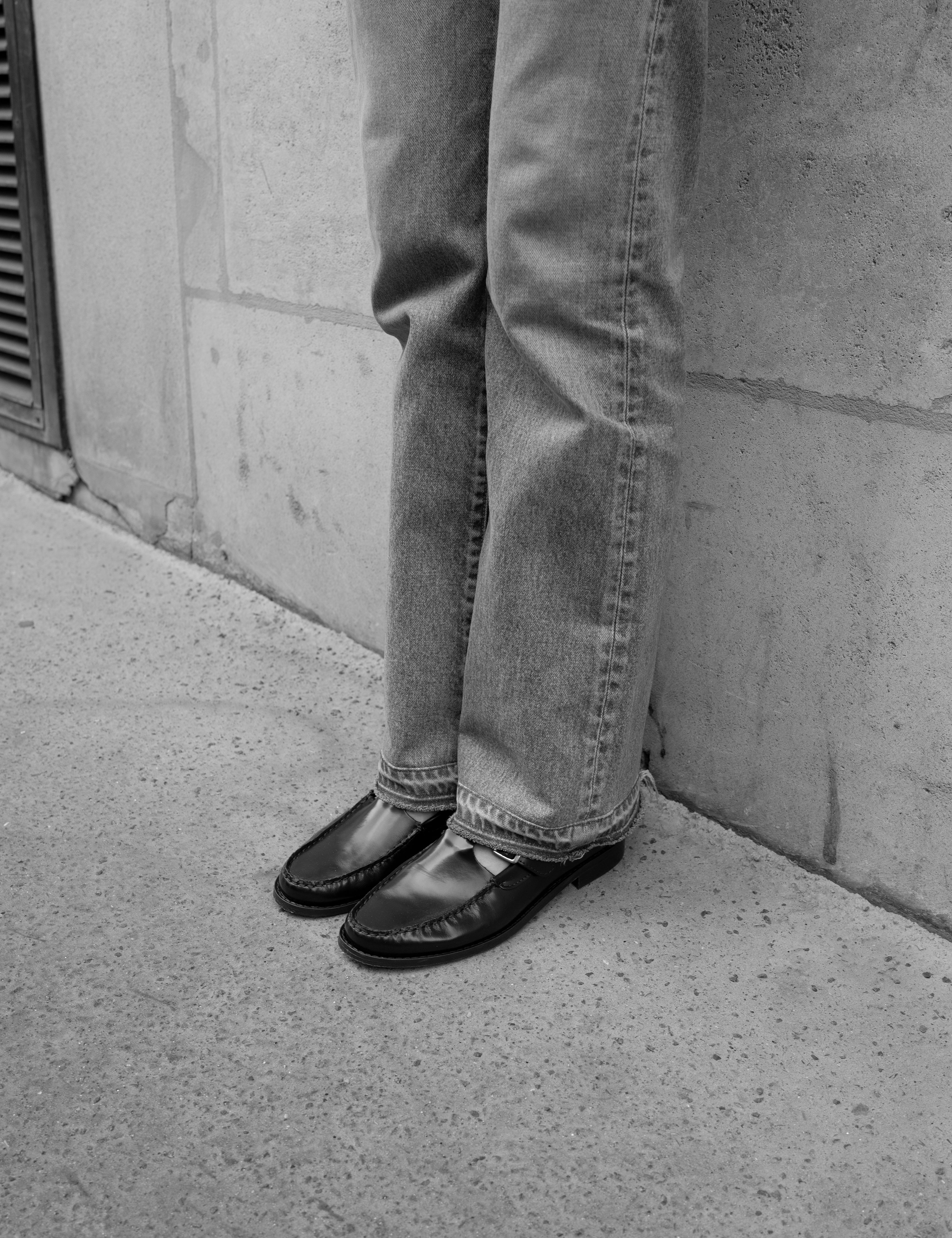 Moccasin T-Bar Loafer In Black Polido Leather And Python Skin - Image 5